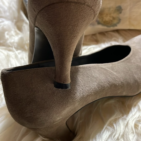 Bravo Tan Suede Pumps, size 71/2 but fit small - Picture 2 of 3